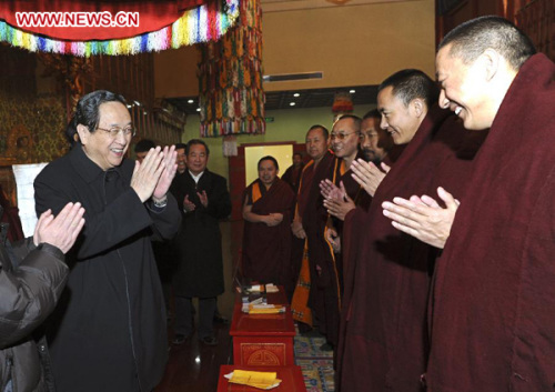Yu Zhengsheng (1st L), a member of the Standing Committee of the Political Bureau of the Communist Party of China (CPC) Central Committee, visits High-level Tibetan Buddhism College of China in Beijing, capital of China, Jan. 23, 2013. Yu visited national religious groups in Beijing from Jan. 21 to 23. (Xinhua/Rao Aimin)