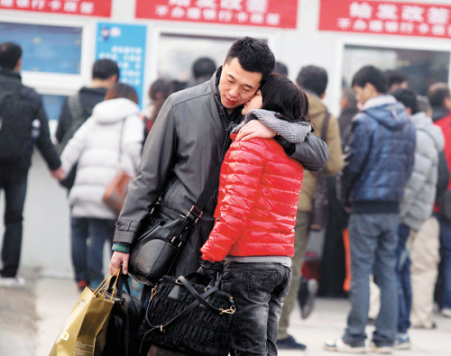 Beijing Railway Station saw many drawn-out farewells on Sunday as the Spring Festival travel rush begins. Millions of people will leave the cities for their hometowns in the coming days. [Zhu Xingxin / China Daily] 