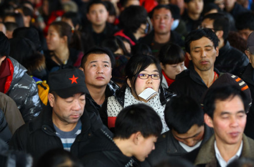 Crowds of people wait for ticket-checking at Beijing Railway Station to board the train heading for Songyuan in Jilin province on Saturday, the fi rst day of this year��s Spring Festival travel rush. ZOU HONG / CHINA DAILY 