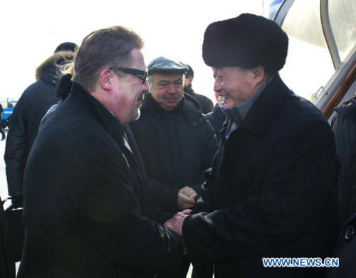 Wu Bangguo (R Front), chairman of the Standing Committee of the National People's Congress (NPC), is welcomed upon his arrival at Vladivostok, Russia, Jan. 27, 2013. Wu Bangguo arrived here on Sunday to attend the 21st Annual Meeting of the Asia-Pacific Parliamentary Forum. (Xinhua/Wang Ye)