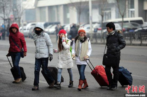 Students join annual Spring Festival travel rush.