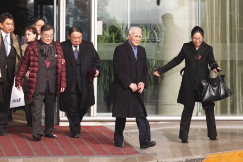 At the invitation of the China-Japan Friendship Association, a Japanese delegation led by former Japanese prime minister Tomiichi Murayama (center) and president of Japan-China Friendship Association Koichi Kato (first from left) arrived in Beijing on Monday on a four-day visit. WANG JING / CHINA DAILY