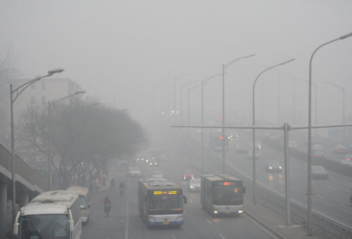 Vehicles move slowly on a fog-shrouded road in Beijing, capital of China, Jan. 29, 2013. The National Meteorological Center (NMC) issued a blue-coded alert early Tuesday as foggy weather forecast for the coming hours will cut visibility and worsen air pollution in some central and eastern Chinese cities. (Xinhua/Luo Xiaoguang)