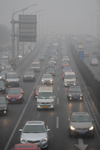 Vehicles move slowly on a fog-shrouded road in Beijing, capital of China, Jan. 29, 2013. The National Meteorological Center (NMC) issued a blue-coded alert early Tuesday as foggy weather forecast for the coming hours will cut visibility and worsen air pollution in some central and eastern Chinese cities. (Xinhua/Luo Xiaoguang)