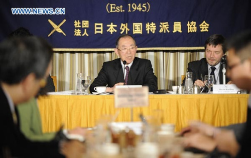 Former Japanese Ambassador to China Uichiro Niwa (C) answers questions from media reporters at Japan's Foreign Correspondents' Club in Tokyo on Jan. 28, 2013. Niwa on Monday said that anything done by politicians which could damage the efforts of building a friendly relationship between Japan and China would be considered a serious political crime. (Xinhua/Kenichiro Seki)