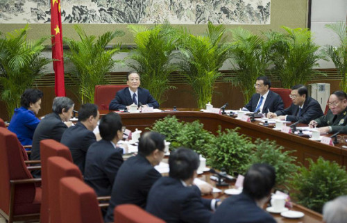 Chinese Premier Wen Jiabao (C, back) attends a seminar with members of China's non-Communist parties, representatives of industry and commerce federations and personages without party affiliation, at Zhongnanhai, the central government compound, in Beijing, capital of China, Jan. 25, 2013. Wen Jiabao chaired three such seminars from Jan. 24 to 29, at which representatives from various sectors have been invited to give their opinions on the draft of this year's government work report. (Xinhua/Li Tao)