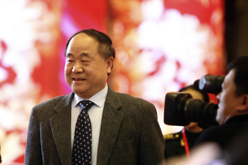 Mo Yan is in the spotlight during a recording in Beijing on Jan 13 of the China Federation of Literary and Art Circles' Spring Festival celebration. [XIAO YI / FOR CHINA DAILY]