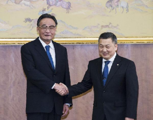 Wu Bangguo(L), chairman of the Standing Committee of the National People's Congress of China, shakes hands with Zandaakhuu Enkhbold, chairman of the Mongolian State Great Hural (parliament), in Ulan Bator, Mongolia, Jan. 30, 2013. (Xinhua/Wang Ye)