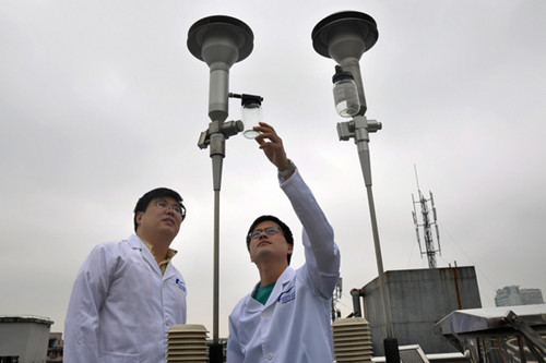 Inspectors from the environmental protection bureau in Ningbo, Zhejiang province check equipment that monitors air quality in the city. China's monitoring network is being expanded. [HU XUEJUN / FOR CHINA DAILY]