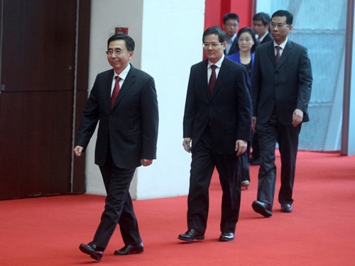 Zhu Xiaodan (left) walks to a press conference after being re-elected governor of Guangdong at the annual session of the provincial legislature on Thursday. [FENG ZHOUFENG / FOR CHINA DAILY]
