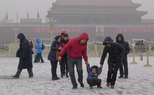Tourists visit the Tiananmen Square on a hazy day in Beijing, Jan 31,2013.[Photo by Xu Jingxing/Asianewsphoto]
