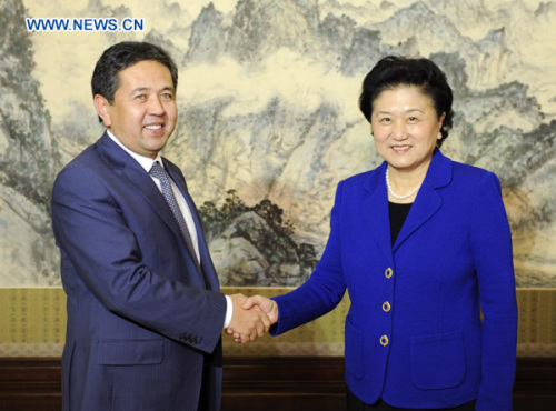 Chinese State Councilor Liu Yandong (R) meets with Taiyrbek Sarpashev, deputy prime minister of Kyrgyzstan, in Beijing, capital of China, Jan. 31, 2013. (Xinhua/Xie Huanchi)