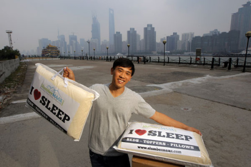 To Spencer Jan, a hard bed is an opportunity for dreams to come true. He founded SlumberMAAX, a Shanghai-based bedding provider and has spread the business to expat communities across China. Gao Erqiang / China Daily