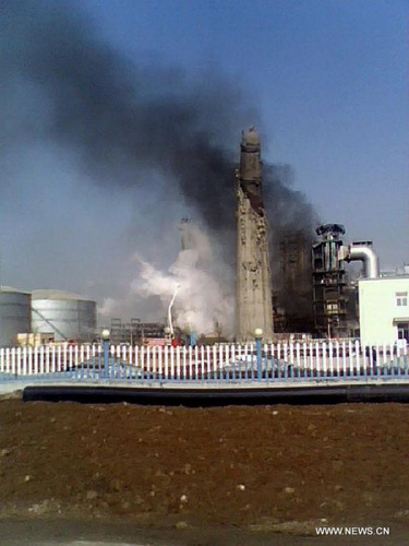Photo taken on Feb. 2, 2013 shows the broken chimney after an explosion occured in the Yongxing chemical plant in Boxing County, east China's Shandong Province. A chimney in the plant exploded on Saturday. No casualty has been reported yet. Rescue work is in the progress. (Xinhua/Zhang Shuai)