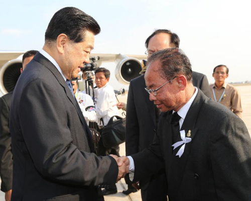 Jia Qinglin (L), chairman of the National Committee of the Chinese People's Political Consultative Conference, arrives in Phnom Penh to attend the royal cremation ceremony of the late Cambodian former King Norodom Sihanouk in Phnom Penh, capital of Cambodia, Feb. 3, 2013. (Xinhua/Yao Dawei)