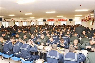 About 1,000 officers and men of the training group of a sub-department under the Joint Logistics Department of the Jinan Military Area Command (MAC) of the Chinese PLA are dining together on February 3, 2013. (Photo by Zhang Ying) 
