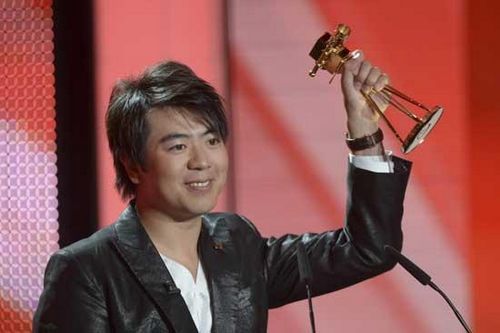 Chinese pianist Lang Lang holds his trophy for Category best music international during the 48th Golden Camera award ceremony in Berlin, February 2, 2013. 