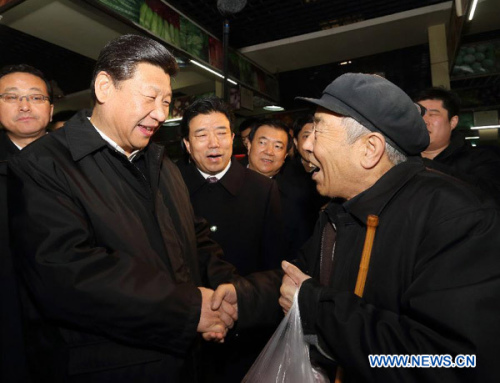 Xi Jinping (2nd, L), general secretary of the Central Committee of the Communist Party of China (CPC) and also chairman of the CPC Central Military Commission, talks with an old man as he visits a local vegetable market in Lanzhou, capital of northwest China's Gansu Province, Feb. 4, 2013. Xi Jinping visited villages, enterprises and urban communities, chatting with impoverished villagers and asking about their livelihood during an inspection tour to Gansu from Feb. 2 to 5. During his visit, Xi also extended Spring Festival greetings to all Chinese people as the Spring Festival, or the Chinese Lunar New Year, approaches. (Xinhua/Lan Hongguang)