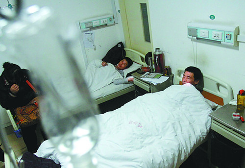 Patients infected with hepatitis C receive treatment at a hospital in Donggang, Liaoning province, on Sunday. Ninety-five people were hospitalized after they were suspected of being infected with the disease at a local clinic. [Photo/XINHUA]