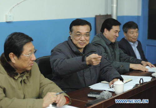 Chinese Vice Premier Li Keqiang (2nd L) speaks at a meeting on shantytown renovation at Beiliang community in Baotou City, north China's Inner Mongolia Autonomous Region, Feb. 3, 2013. (Xinhua/Xie Huanchi)