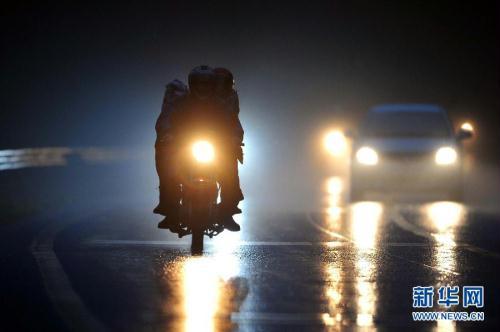In south China��s Guangdong Province and the Guangxi Zhuang Autonomous Region, unexpected drizzle has caused a number of motorbike accidents.