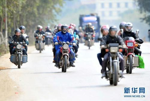 In south China��s Guangdong Province and the Guangxi Zhuang Autonomous Region, unexpected drizzle has caused a number of motorbike accidents.