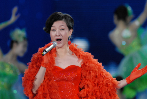 Soprano Song Zuying will team up with Celine Dion for the 2013 CCTV Spring Festival Gala. The TV gala has been held every year since 1983 and is broadcast live to the world on the Chinese Lunar New Year's Eve. A billion people are expected to tune in for what has become a well-established tradition. For more than four hours, a variety of acts, including singing, dancing, acrobats, magic and comedy sketches, will provide family entertainment to start the holiday. [Photo/Asianewsphoto]