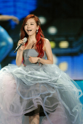 Singer Zhang Liangyin performs Friends Forever at a rehearsal for 2013 CCTV Spring Festival Gala in Beijing. [Photo/Asianewsphoto] 