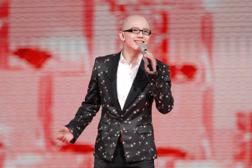 Ping An, a contestant of reality singing contest Voice of China sings at a rehearsal for 2013 CCTV Spring Festival Gala in Beijing. [Photo/Asianewsphoto]