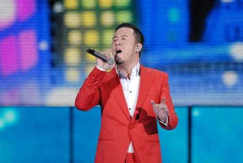 Yang Kun will team up with Zhang Liangyin to sing Friends Forever at 2013 CCTV Spring Festival Gala in Beijing. [Photo/Asianewsphoto]