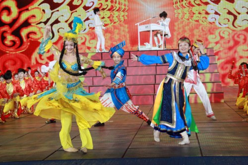 Singing duo Jiuyue Qiji (back in white) perform The China Style at a rehearsal for 2013 CCTV Spring Festival Gala in Beijing. [Photo/Asianewsphoto]