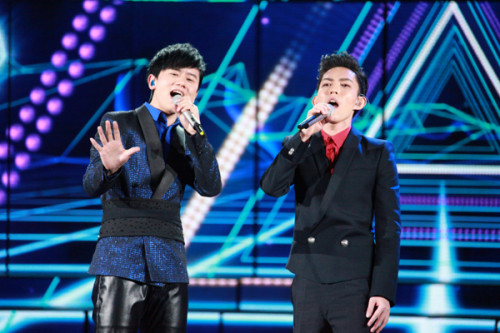 Zhang Jie, left, and Taiwan singer Yoga Lin sing Give Me Your Love at a rehearsal for 2013 CCTV Spring Festival Gala in Beijing. [Photo/Asianewsphoto]