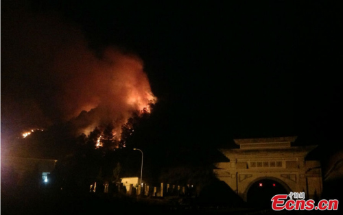 Smoke rises from forests in Dali, Southwest China's Yunnan Province, February 6, 2013. A fire broke out in the forests of Xiaguan County at around 4:30 p.m. on Wednesday, gaining further momentum from the dry weather, strong wind and high temperature. [Photo: Dali Information Office]
