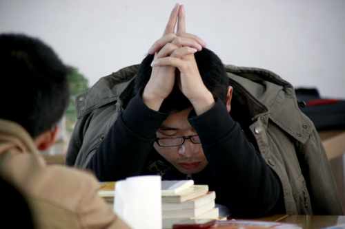 A student prepares for the entrance examination for postgraduate students at Shandong Jianzhu University in Jinan, Shandong province, in December. [Zheng Tao / for China Daily]