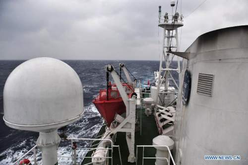 Haijian 137, a Chinese marine surveillance ship, patrols in the territorial waters surrounding the Diaoyu Islands in the East China Sea on Feb. 10, 2013.(Xinhua Photo) 