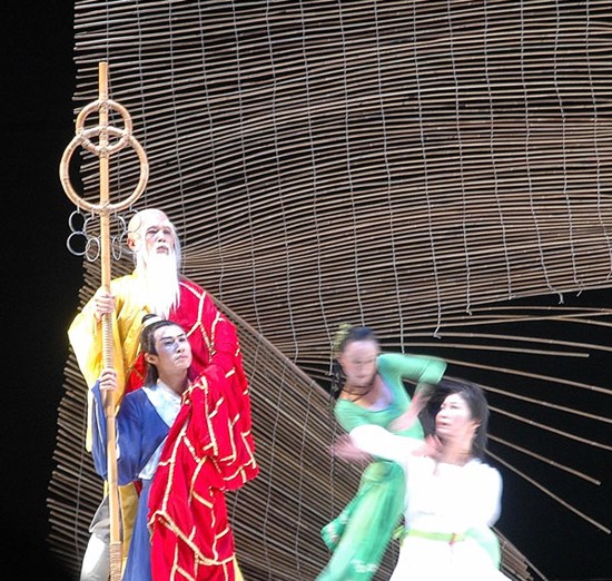 White Serpent Tale, played by Cloud Gate Dance Theater of Taiwan, is an adaptation of the famous Chinese legend, Madame White Snake. Zhu Yinwei / for China Daily