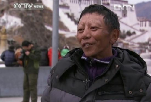 Not everyone in Lhasa is up as early as 41-year-old Da Qiong. Hes the doorkeeper of the Jag Pori picture spot, opposite the Potala Palace. (Photo\CNTV)
