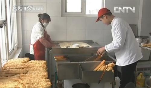 Liu Hong-an, a snack shop owner in north China's Hebei province has become famous in the country.