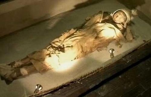 Taklimakan is the largest desert in the country. Measuring 330,000 square kilometers, it's a scene of endless sand. But buried under this vast desert are relics of the Silk Road, one of the greatest commercial routes in history that linked the east and west.