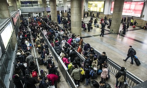 A long line of passengers waits patiently for a cab at Beijing West Railway Station Saturday. Photo: Li Hao/GT 
