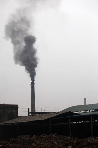 Smoke rises in an industrial zone in Zhuzhou of Central China's Hunan province in March last year. [PROVIDED TO CHINA DAILY]
