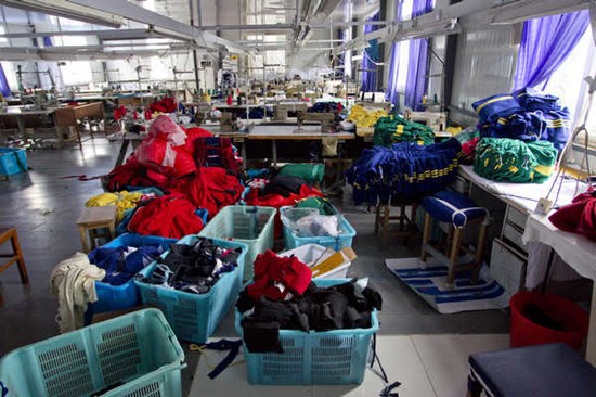 Production at Shanghai-based Ouxia Clothing Co was halted after uniforms produced by the company were found to contain banned dyes that can cause cancer. [ZHANG DONG / FOR CHINA DAILY]
