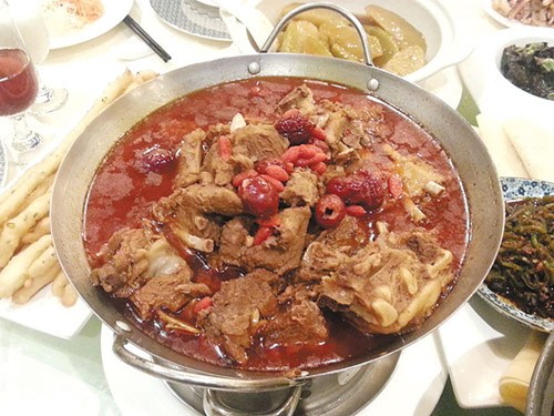 The classic Henan dish brown-braised lamb is very popular in North China, especially during the cold season.[Photo by Ye Jun / China Daily]