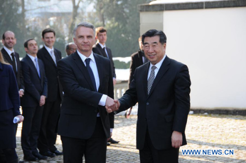 Chinese Vice Premier Hui Liangyu (R) shakes hands with Swiss Vice President and Foreign Minister Didier Burkhalter, in Bern, Switzerland, on Feb. 18, 2013. (Xinhua/Shi Jianguo)