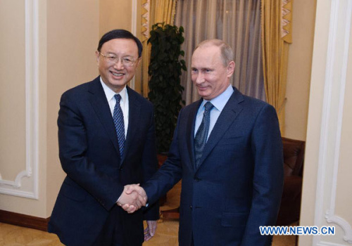 Russian President Vladimir Putin (R) shakes hands with visiting Chinese Foreign Minister Yang Jiechi in Moscow, capital of Russia, Feb. 20, 2013. (Xinhua/Jiang Kehong)