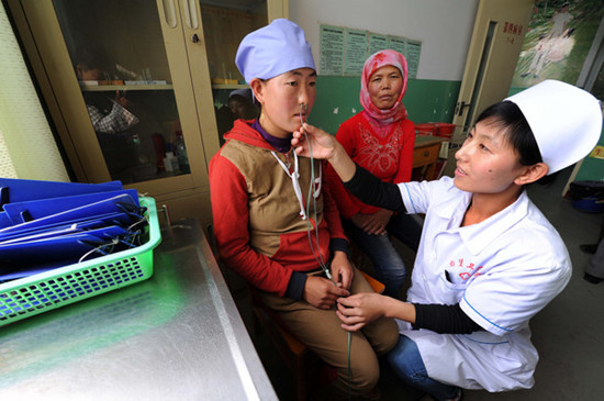 A patient is treated at Pengbao township health center in Guyuan, the Ningxia Hui autonomous region. [PENG ZHAOZHI / XINHUA]