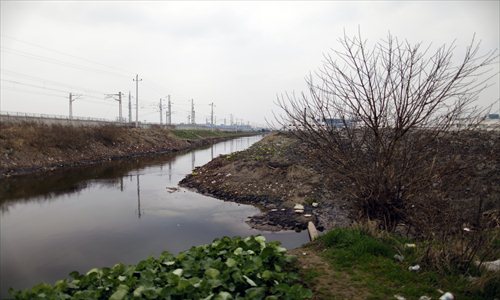 Authorities have cleaned up the river in Songjiang district where a local computer parts manufacturer dumped waste oil. Photo: Yang Hui/GT 