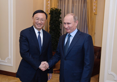 Foreign Minister Yang Jiechi meets with Russian President Vladimir Putin in Moscow on Wednesday. [JIANG KEHONG / XINHUA]