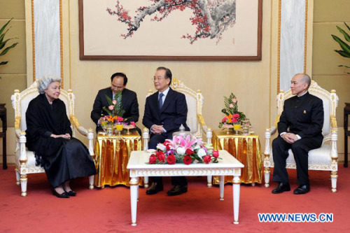 Chinese Premier Wen Jiabao (2nd R) visits Cambodian Queen Mother Norodom Monineath Sihanouk (1st L) and King Norodom Sihamoni (1st R) in Beijing, capital of China, Feb. 21, 2013. (Xinhua/Zhang Duo)
