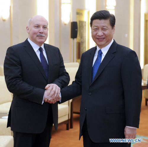 Xi Jinping (R), general secretary of the Communist Party of China (CPC) Central Committee, meets with Dmitry Mezentsev, the new general secretary of Shanghai Cooperation Organization (SCO), in Beijing, capital of China, Feb. 22, 2013. (Xinhua/Zhang Duo)